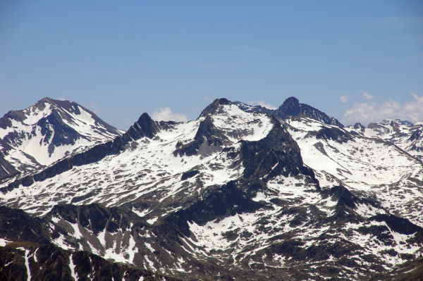 A gauche, le Pic long puis le Ramougn, le Nouvielle, derirre, les Trois Conseillers et le Turon de Nouvielle depuis le Pic du Midi de Bigorre