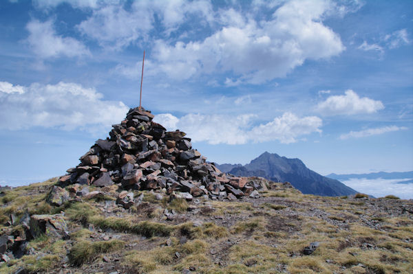 Le sommet du Pichaley, l_Arbizon  droite du cairn