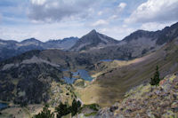 Les Lacs de Bastant domines par le Pic de Bastan et le Pic de Portarras