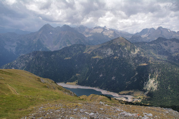 Le Lac de l_Oule domin par le Soum de Monpelat