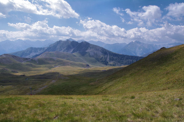 Au fond, les crtes du Moudang