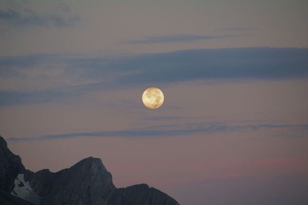Coucher de lune au dessus du Col de Boucharo depuis le refuge des Espuguettes