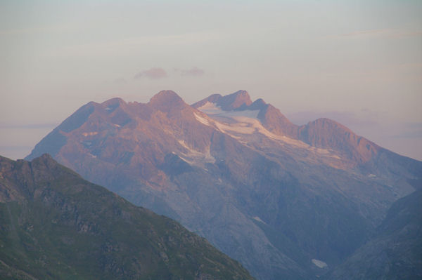 Lever de soleil sur le Vignemale depuis le refuge des Espuguettes