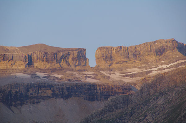 Lever de soleil sur la Brche de Roland depuis le refuge des Espuguettes