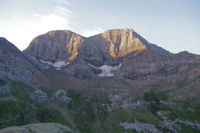 Lever de soleil sur les Astazous depuis le refuge des Espuguettes