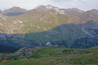 Le refuge des Espuguettes, la crte des Pimns se dessine sur le versant Est de la valle de gavarnie