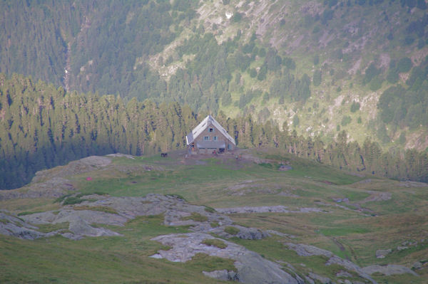 Le refuge des Espuguettes depuis le plateau des Cardous