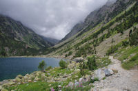 Le chemin longeant le Lac de Gaube