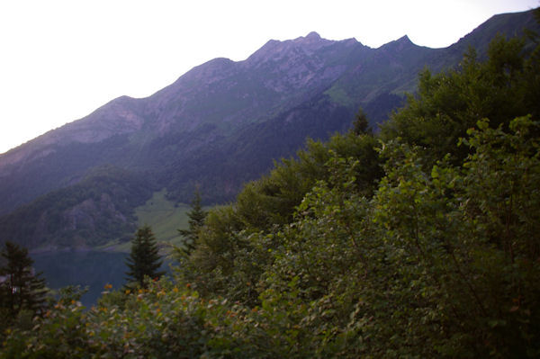 Le Pic de Sarret au dessus du lac du Tech depuis Les Goules