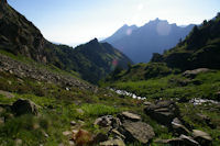 Le vallon du ruisseau de la Lie, au fond, le Pic de Sarret et pe Pic du Midi d_Arrens