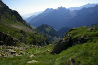 Le vallon du ruisseau de la Lie puis la vallee du Gave d'Arrens surmontee par la crete du Pic du Midi d'Arrens et du Pic de Sarret