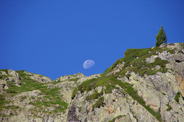 La lune a rendez vous avec le Pic des Mongs