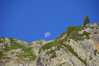 La lune a rendez vous avec le Pic des Monges