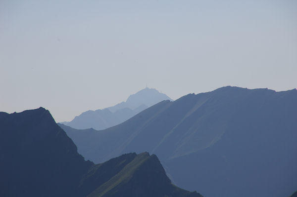 Au fond, le Pic du Midi de Bigorre