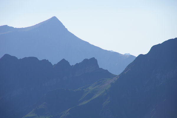 Le Col de Paloumre et le joli galbe du Soum de Grum au fond