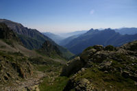 Le vallon du ruisseau de la Lie, au fond, le Pic de Sarret et pe Pic du Midi d_Arrens