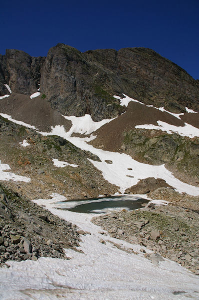 Un petit laquet encore partiellement gel domin par le Pic Sarroa