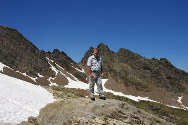 Fred au Col de l_Hospitalet, derrire, le Pic Estibre