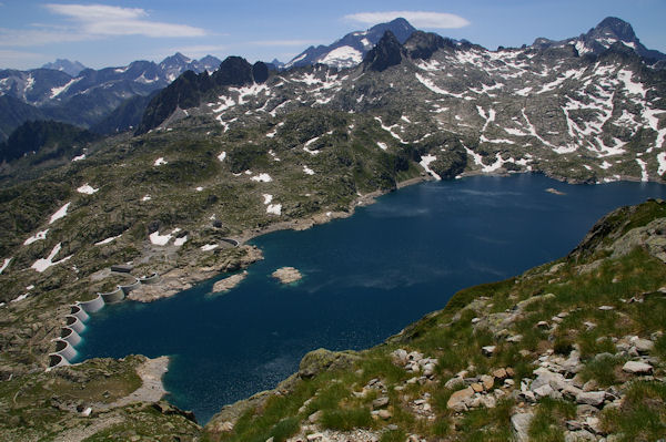 Le Lac de Migouelou, au centre au fond, le Balatous,  droite, le Pic Palas