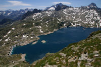 Le Lac de Migouelou, au centre au fond, le Balatous,  droite, le Pic Palas