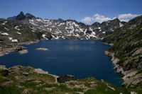 Le Lac de Migouelou surmonte par le Pic Cadier, le Courouaou et le Pic de Batboucou 