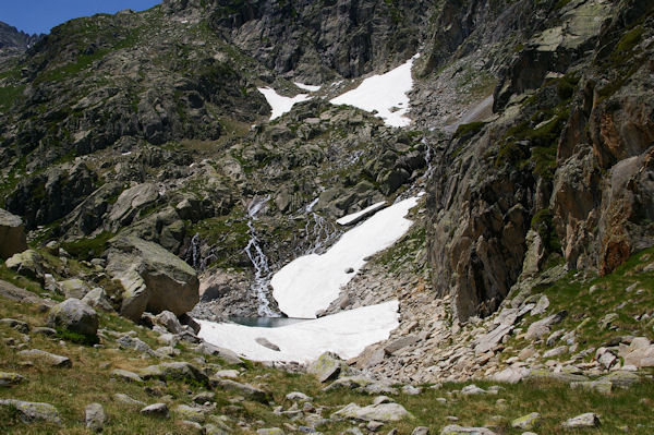 Une petite cascade qui se jette dans le Lac de Migouelou