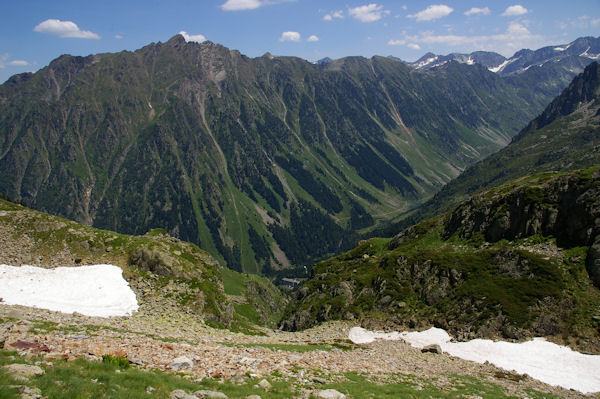 Le vallon de l_Arriougrand, en bas, la centrale lectrique du Migouelou domine par le Soum de Bassia du Hoo