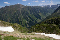 Le vallon de l'Arriougrand, en bas, la centrale electrique du Migouelou dominee par le Soum de Bassia du Hoo