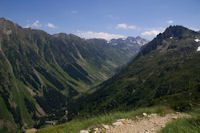 La vallee du Gave d'Arrens, le lac de Suyen et au fond, le Pic de Cambales