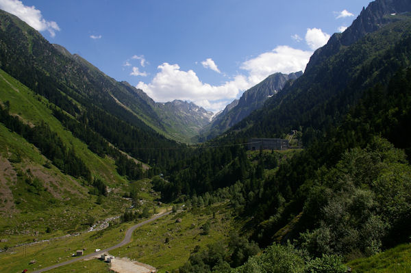 La valle du Gave d_Arrens, la centrale lectrique du Migouelou, au fond, le Port de la Peyre St Martin