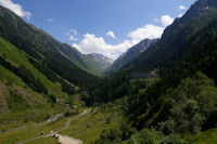 La valle du Gave d_Arrens, la centrale lectrique du Migouelou, au fond, le Port de la Peyre St Martin