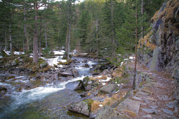 Le sentier entaill dans la roche prs du Pont d_Espagne