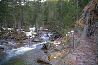 Le sentier entaill dans la roche prs du Pont d_Espagne