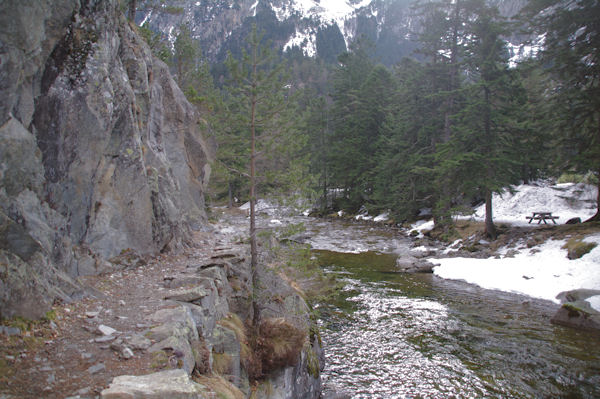 Le sentier entaill dans la roche prs du Pont d_Espagne