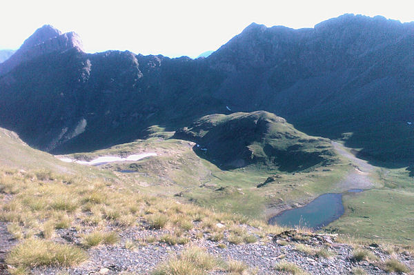 Les Lacs de Louesque depuis le Sanctus,  droite, le Pic de Louesque,  gauche le Pic de la Latte de Bazen