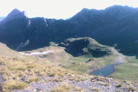 Les Lacs de Louesque depuis le Sanctus,  droite, le Pic de Louesque,  gauche le Pic de la Latte de Bazen