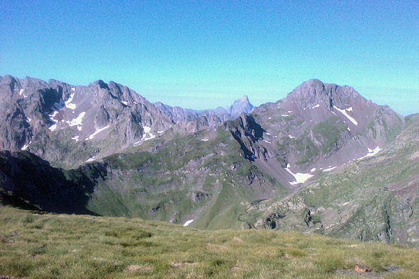 Au fond, on apperoit le Pic du Midi d_Ossau