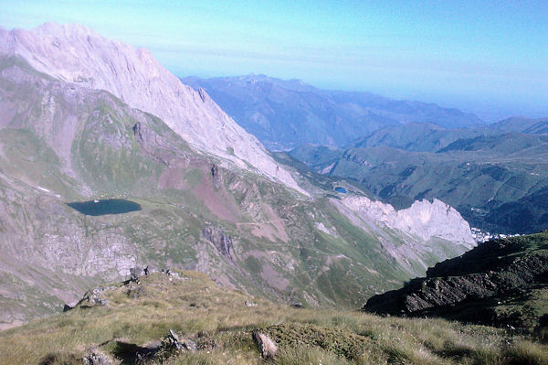 Le Lac d_Anglas, en arrire plan, le Pic de Ger