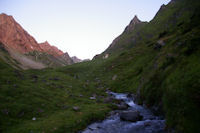 Le ruisseau du Labas en arrivant aux Artigues, le fier Pic de Bassia  droite