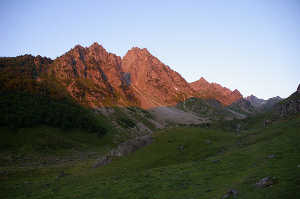 Le Petit et le Grand Arroubert clairs par les premiers rayons du soleil, au fond, le Soum d_Arre