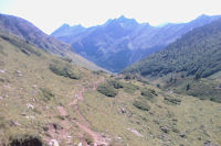 Le vallon du ruisseau du Labas, au fond, la crte entre le Pic du Midi d_Arrens et le Monest