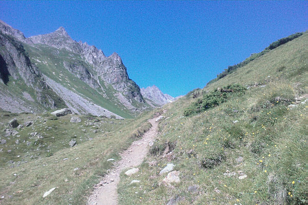 Le chemin en arrivant  la Cabanne de Bouleste,  gauche, le Hautafulhe