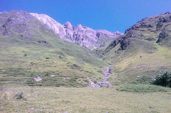 Le ruisseau descendant de Trabi Nre domin par la crte des Boutres menant au Grand Gabizos