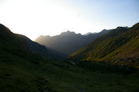 Le vallon du ruisseau du Labas, au fond, le Pic de Sarret