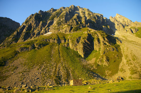 La cabanne de Bouleste domine par le Grand Arroubert