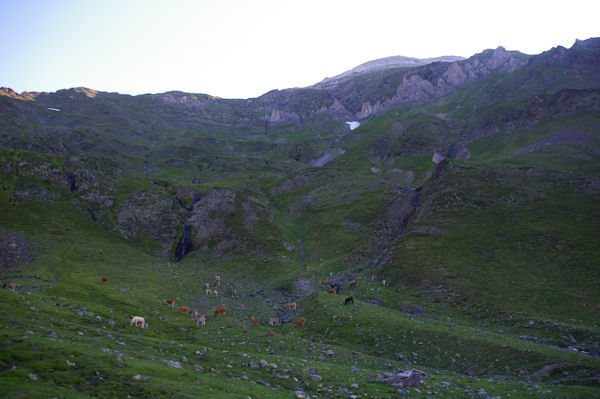 Le vallon de Couyou Mayou surplombe par la crte entre le Pic de Louesque et le Grand Gabizos