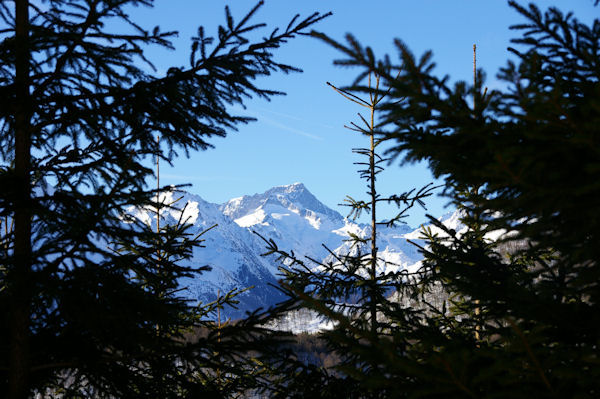 En montant au Col de la Serre, le Pic du Balatous