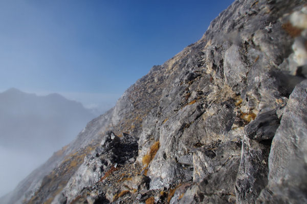 Petite vire sous le flanc Est du Soum Blanc des Espcires