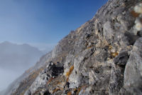 Petite vire sous le flanc Est du Soum Blanc des Especieres