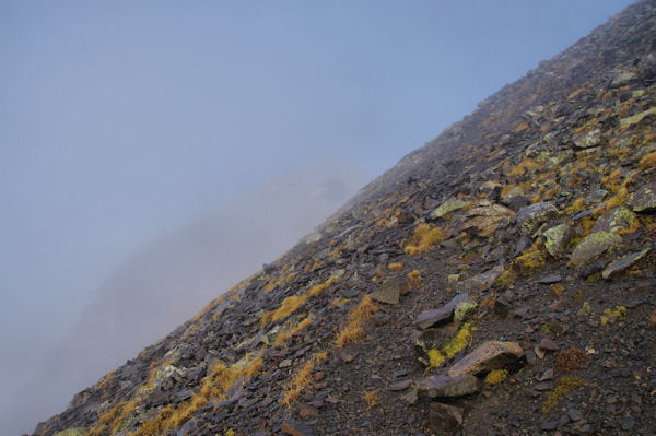 Rude la pente, le Soum Blanc des Espcires se montre un peu dans la brume